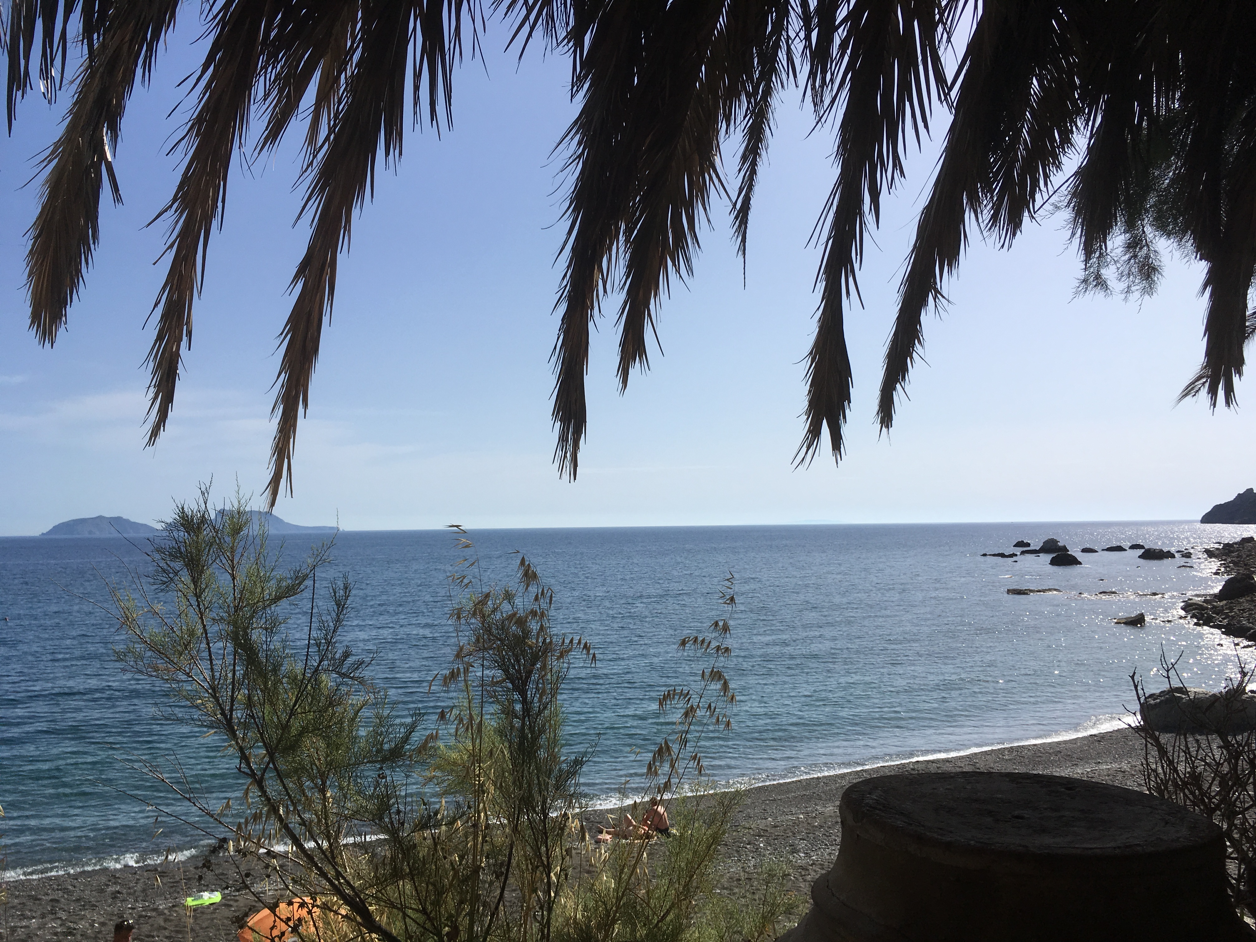 Strand von Agios Georgios auf Kreta mit Blick von der Taverne