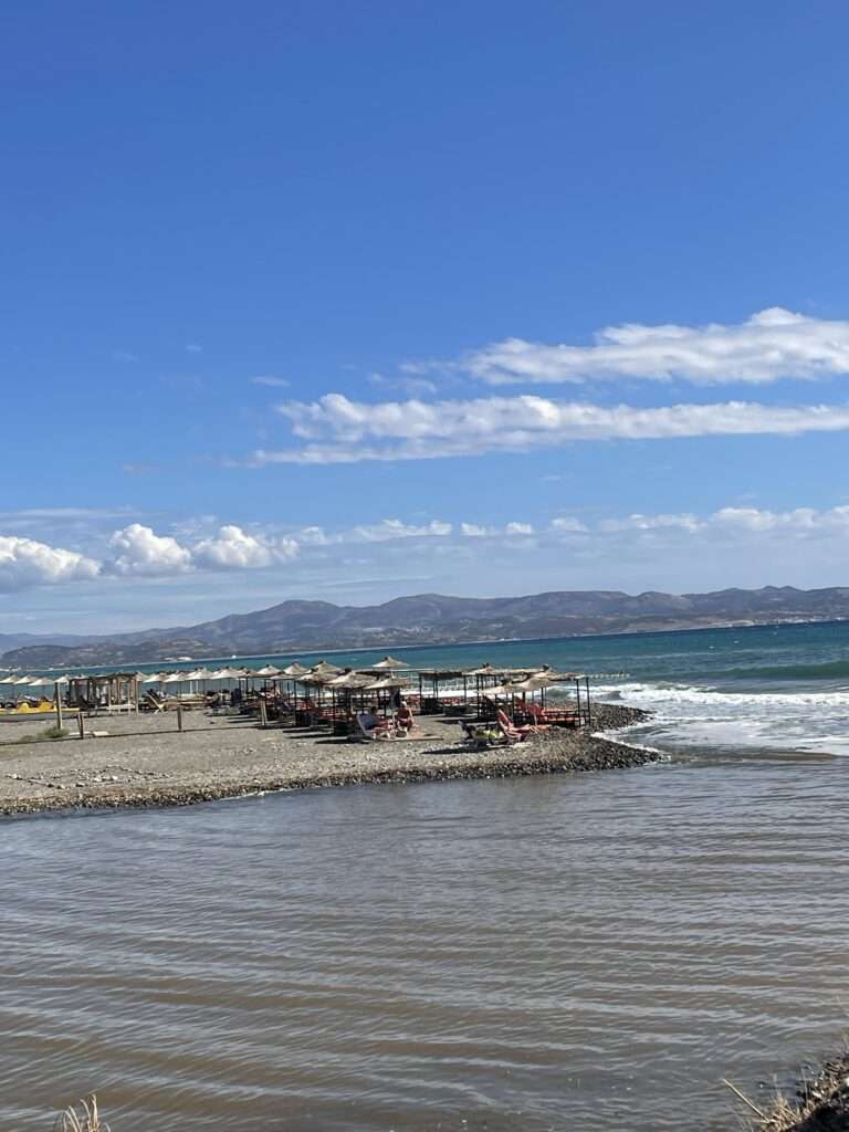 Die schönsten Strände bei Paleochora auf Kreta: Sandy Beach und Grammeno Beach mit Tipps zu Anfahrt, Parken und Atmosphäre.