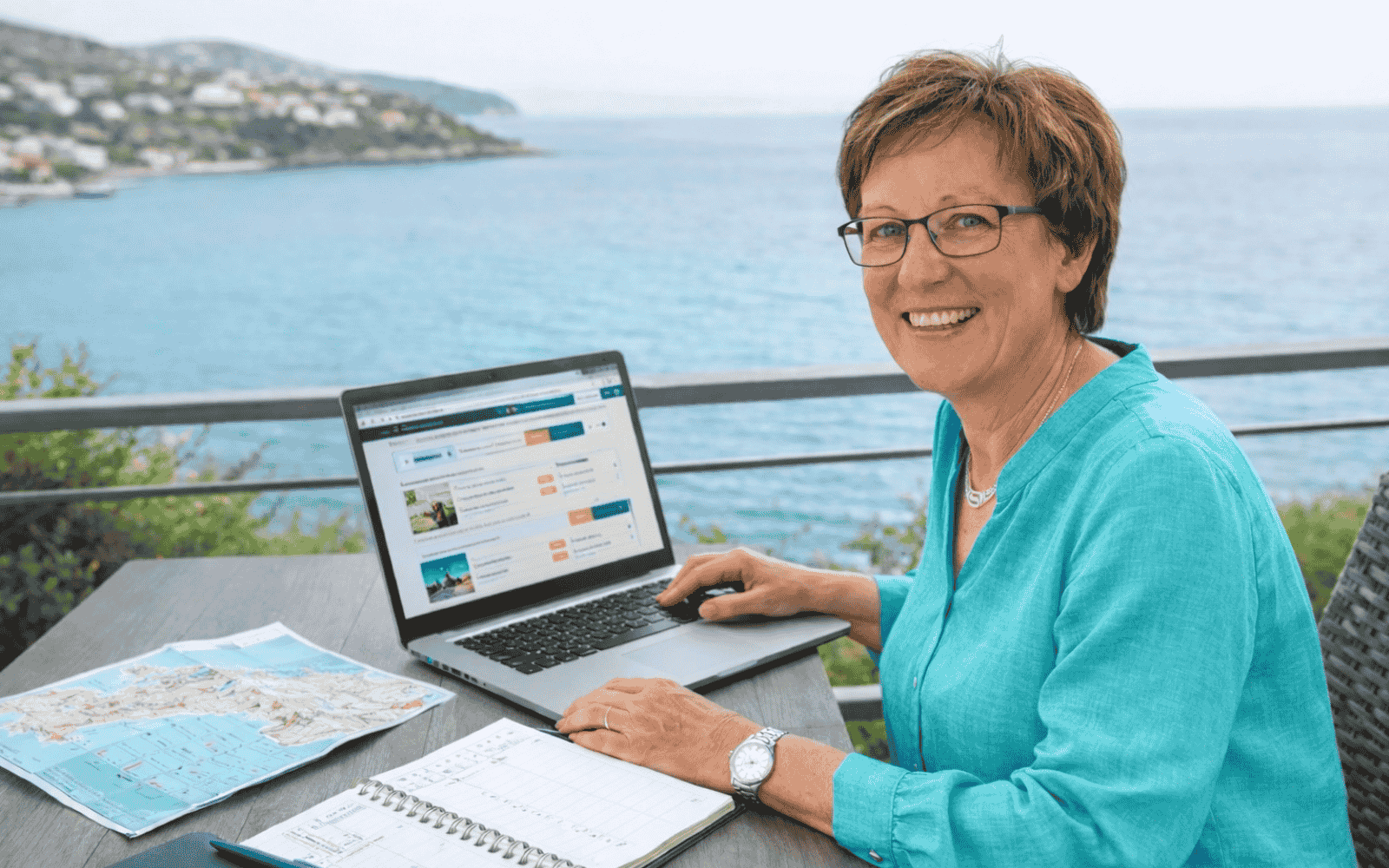 Kreta Urlaub planen mit Laptop am Meer