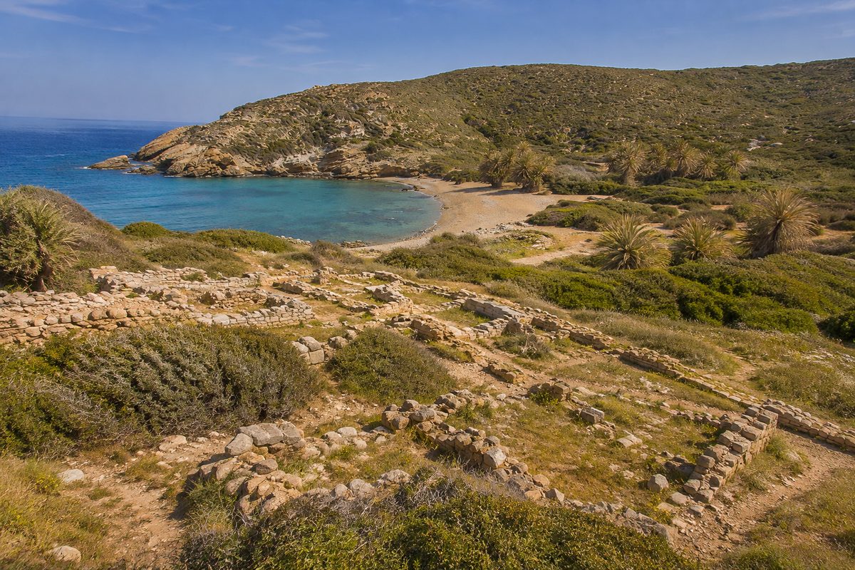 Niedrige antike Mauerreste von Itanos oberhalb einer kleinen Bucht in Ostkreta, KI-generierte Darstellung