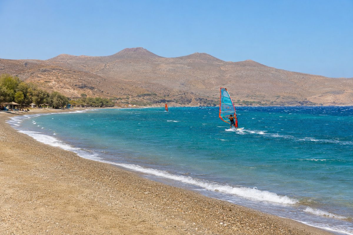 Windsurfer vor dem langen Kouremenos Beach bei Palekastro in Ostkreta, KI-generierte Darstellung